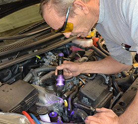 inspecting car with TPOPUVMAX lamp from Tracerline
